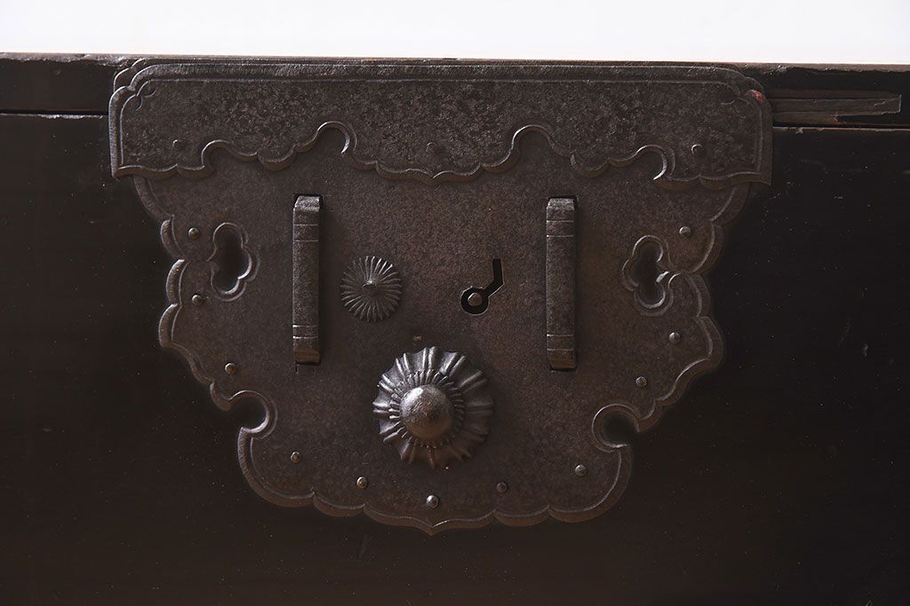 アンティーク家具　明治期　古民具・骨董　黒漆の上品なアンティークの衣装箪笥