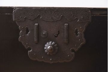 アンティーク家具　明治期　古民具・骨董　黒漆の上品なアンティークの衣装箪笥