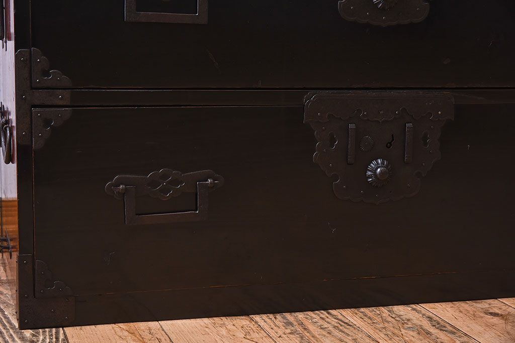 アンティーク家具　明治期　古民具・骨董　黒漆の上品なアンティークの衣装箪笥