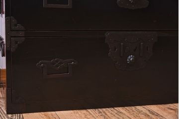 アンティーク家具　明治期　古民具・骨董　黒漆の上品なアンティークの衣装箪笥