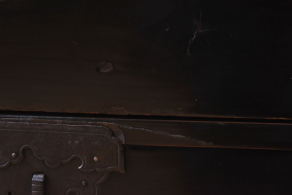 アンティーク家具　明治期　古民具・骨董　黒漆の上品なアンティークの衣装箪笥