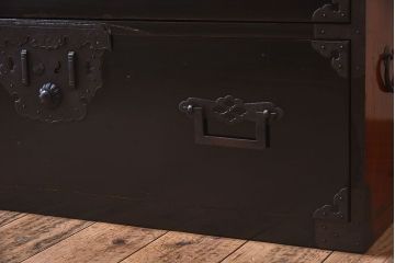 アンティーク家具　明治期　古民具・骨董　黒漆の上品なアンティークの衣装箪笥