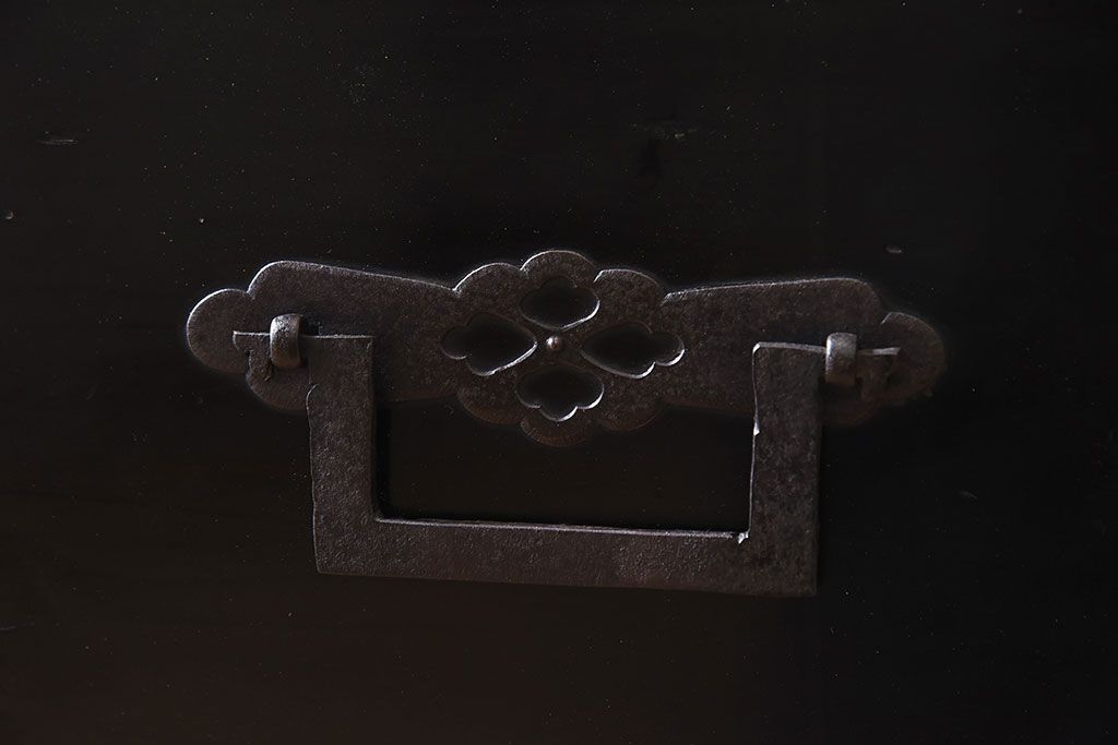 アンティーク家具　明治期　古民具・骨董　黒漆の上品なアンティークの衣装箪笥