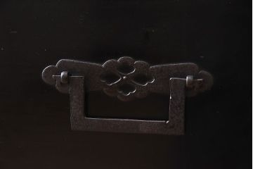 アンティーク家具　明治期　古民具・骨董　黒漆の上品なアンティークの衣装箪笥