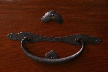 アンティーク家具　アンティーク　前面欅材　重ね二本松箪笥(衣装箪笥)(2)