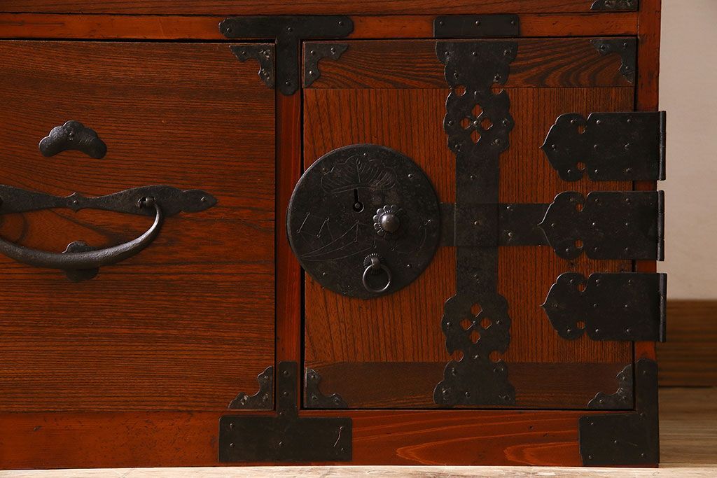 アンティーク家具　アンティーク　前面欅材　重ね二本松箪笥(衣装箪笥)(2)