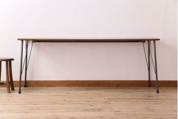 アンティーク家具　ラワン材製　天板一枚板　和製アンティークのシンプルな鉄脚テーブル(1)