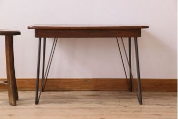 アンティーク家具　和製アンティーク　栓材製!天板一枚板の鉄脚テーブル(センターテーブル)
