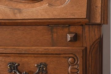 ヴィンテージ家具　フランスビンテージ　美しい彫刻入り!上質なオーク材製のライティングビューロー