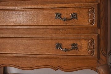 ヴィンテージ家具　フランスビンテージ　美しい彫刻入り!上質なオーク材製のライティングビューロー