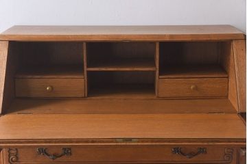 ヴィンテージ家具　フランスビンテージ　美しい彫刻入り!上質なオーク材製のライティングビューロー