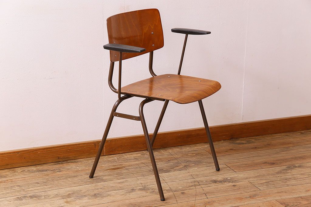 ヴィンテージ家具　ドイツビンテージ　アーム付き!プライウッドチェア(鉄脚イス)(1)