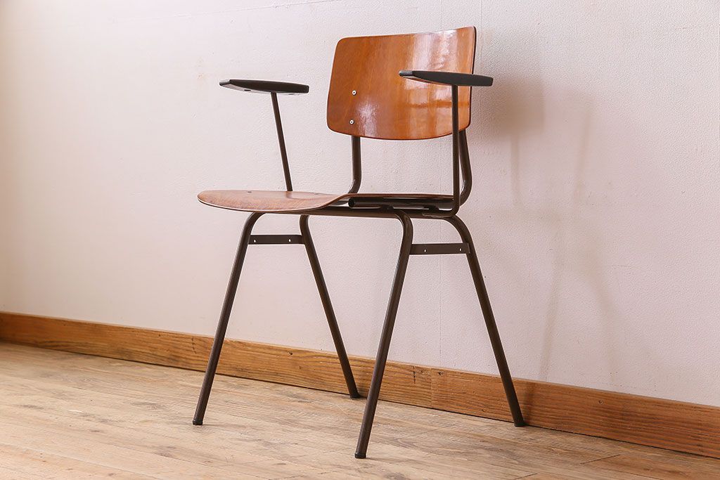 ヴィンテージ家具　ドイツビンテージ　アーム付き!プライウッドチェア(鉄脚イス)(1)