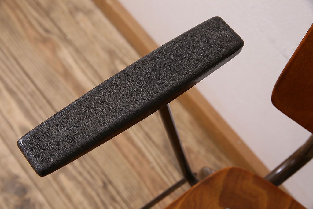 ヴィンテージ家具　ドイツビンテージ　アーム付き!プライウッドチェア(鉄脚イス)(1)