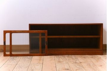アンティーク家具　アンティーク　モールガラス引き戸のシンプルで小さなローボード(収納棚)
