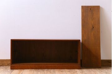 アンティーク家具　アンティーク　モールガラス引き戸のシンプルで小さなローボード(収納棚)