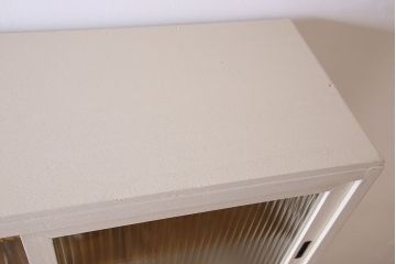 アンティーク家具　アンティークペイント　脚付き!モールガラス引き戸の食器棚