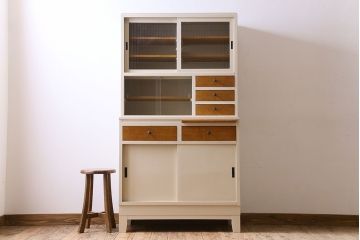 アンティーク家具　アンティークペイント　脚付き!モールガラス引き戸の食器棚