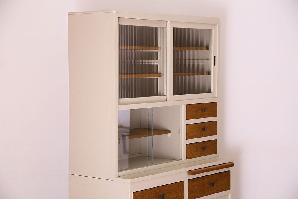 アンティーク家具　アンティークペイント　脚付き!モールガラス引き戸の食器棚