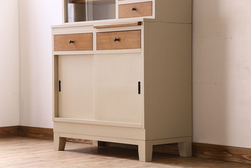 アンティーク家具　アンティークペイント　脚付き!モールガラス引き戸の食器棚