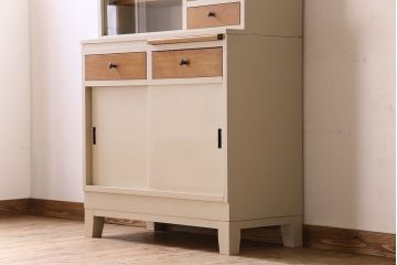 アンティーク家具　アンティークペイント　脚付き!モールガラス引き戸の食器棚