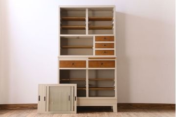 アンティーク家具　アンティークペイント　脚付き!モールガラス引き戸の食器棚