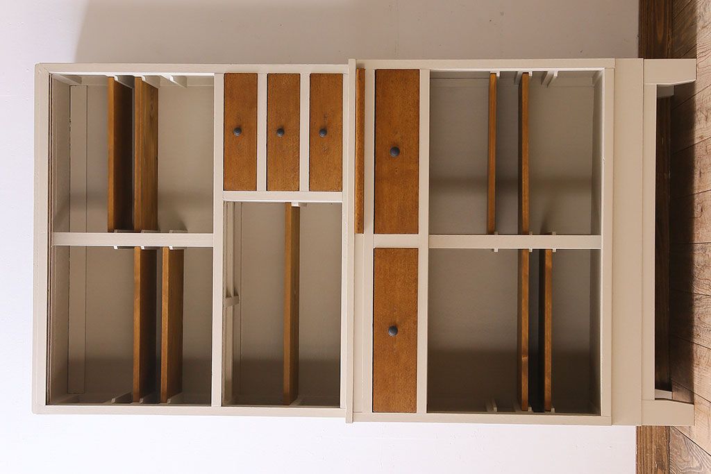 アンティーク家具　アンティークペイント　脚付き!モールガラス引き戸の食器棚