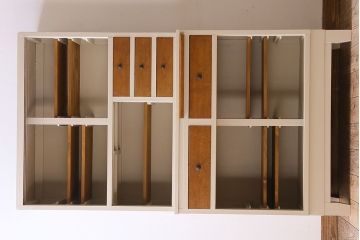 アンティーク家具　アンティークペイント　脚付き!モールガラス引き戸の食器棚