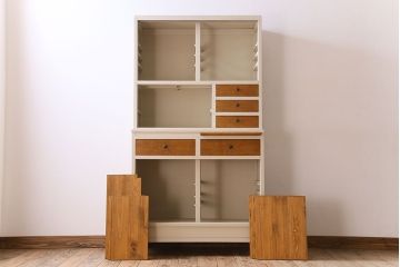 アンティーク家具　アンティークペイント　脚付き!モールガラス引き戸の食器棚