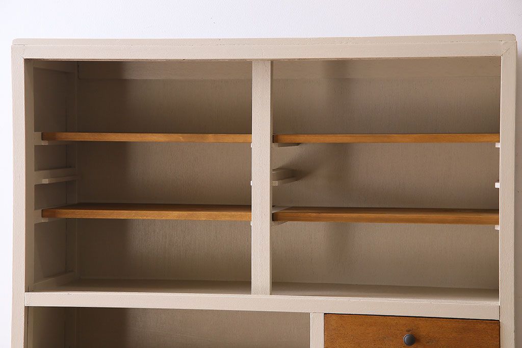 アンティーク家具　アンティークペイント　脚付き!モールガラス引き戸の食器棚