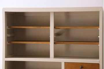 アンティーク家具　アンティークペイント　脚付き!モールガラス引き戸の食器棚