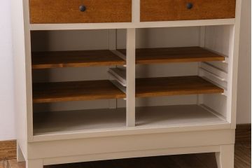 アンティーク家具　アンティークペイント　脚付き!モールガラス引き戸の食器棚