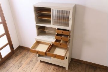 アンティーク家具　アンティークペイント　脚付き!モールガラス引き戸の食器棚