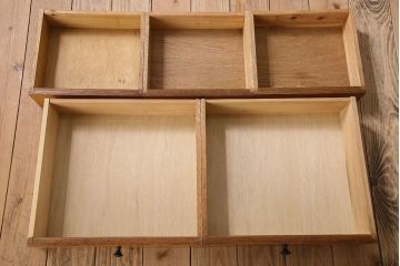 アンティーク家具　アンティークペイント　脚付き!モールガラス引き戸の食器棚