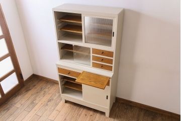 アンティーク家具　アンティークペイント　脚付き!モールガラス引き戸の食器棚