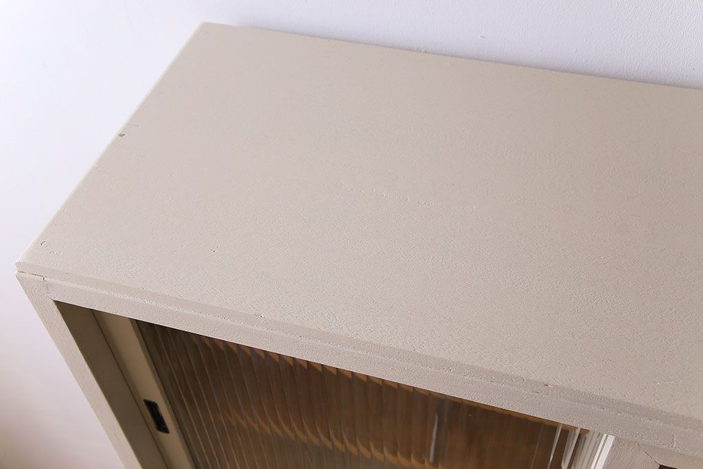 アンティーク家具　アンティークペイント　脚付き!モールガラス引き戸の食器棚