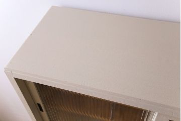 アンティーク家具　アンティークペイント　脚付き!モールガラス引き戸の食器棚