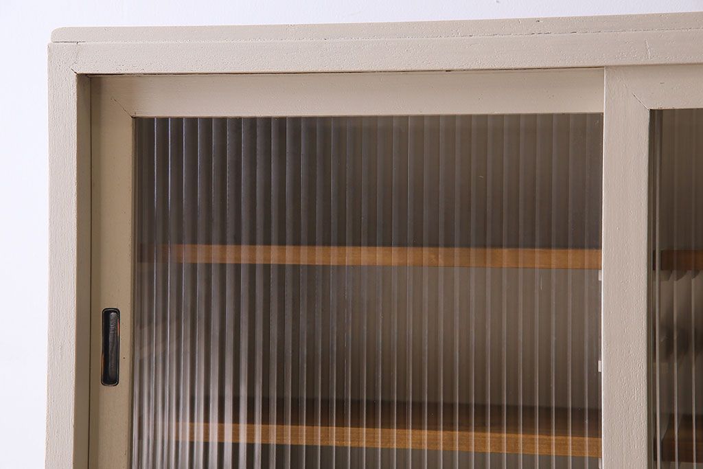 アンティーク家具　アンティークペイント　脚付き!モールガラス引き戸の食器棚