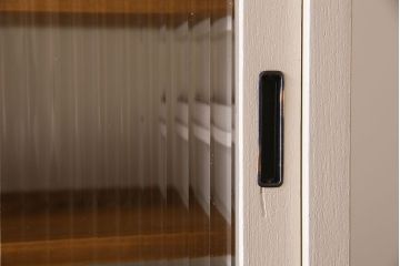 アンティーク家具　アンティークペイント　脚付き!モールガラス引き戸の食器棚