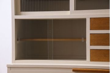 アンティーク家具　アンティークペイント　脚付き!モールガラス引き戸の食器棚