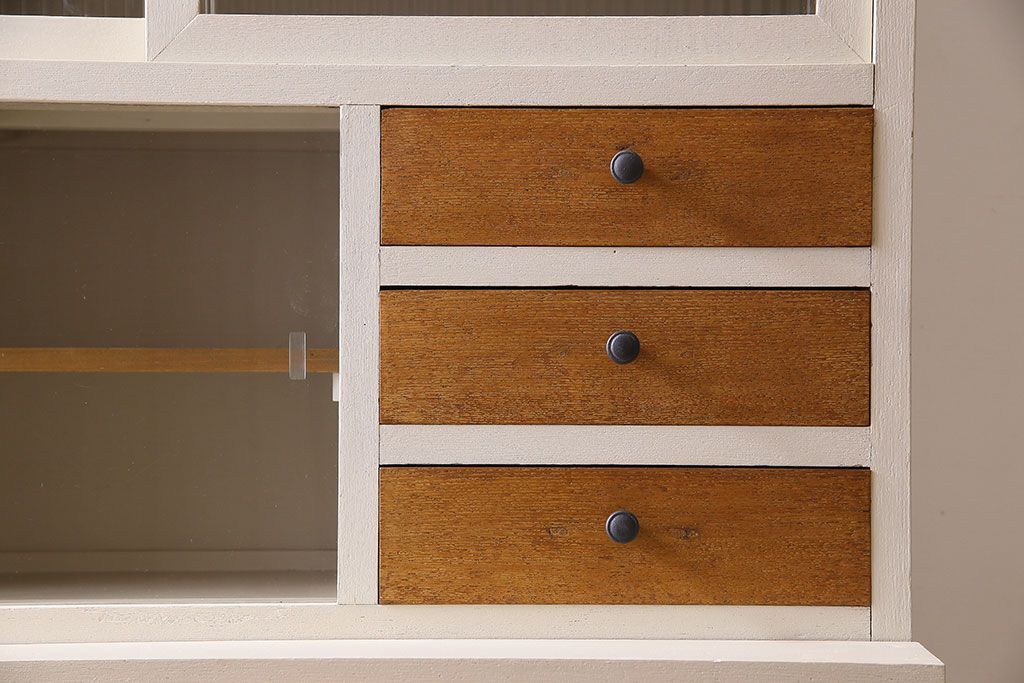 アンティーク家具　アンティークペイント　脚付き!モールガラス引き戸の食器棚