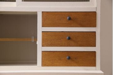 アンティーク家具　アンティークペイント　脚付き!モールガラス引き戸の食器棚