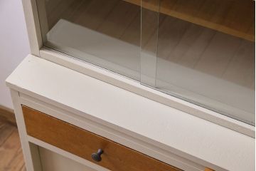 アンティーク家具　アンティークペイント　脚付き!モールガラス引き戸の食器棚