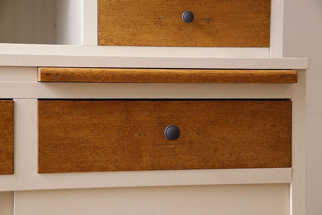 アンティーク家具　アンティークペイント　脚付き!モールガラス引き戸の食器棚