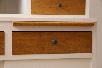 アンティーク家具　アンティークペイント　脚付き!モールガラス引き戸の食器棚