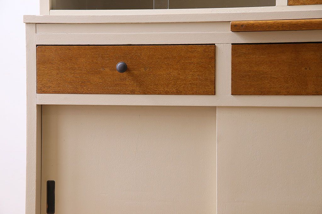 アンティーク家具　アンティークペイント　脚付き!モールガラス引き戸の食器棚