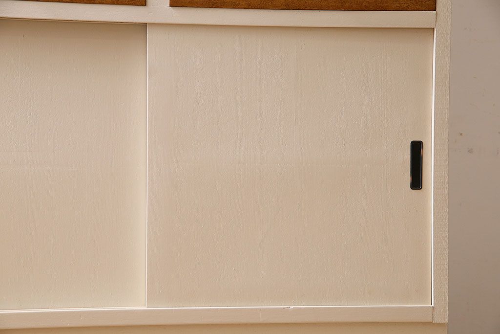 アンティーク家具　アンティークペイント　脚付き!モールガラス引き戸の食器棚