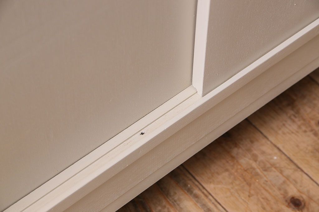 アンティーク家具　アンティークペイント　脚付き!モールガラス引き戸の食器棚