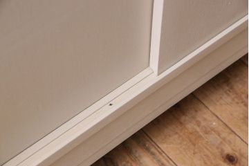 アンティーク家具　アンティークペイント　脚付き!モールガラス引き戸の食器棚