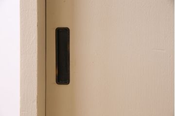 アンティーク家具　アンティークペイント　脚付き!モールガラス引き戸の食器棚